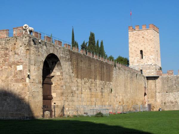 PIAZZA DEI MIRACOLI - LE MURA - LE TANTE BELLEZZE di PISA.....