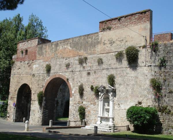 PIAZZA DELLE GONDOLE - MURA - LE TANTE BELLEZZE di PISA.....