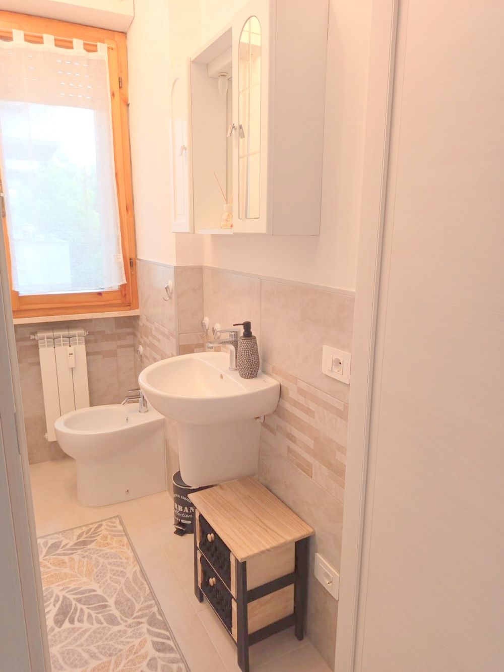 Rosa Blu House Appartamento Ospedale Cisanello bagno con doccia, lavandino, bidet, asciugacapelli