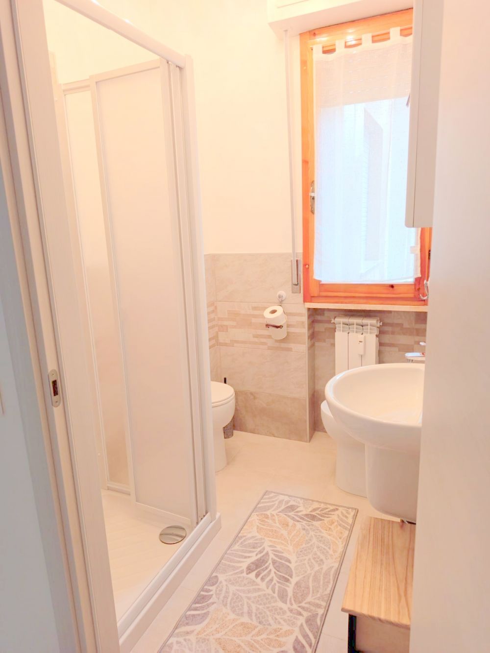 Rosa Blu House Appartamento Ospedale Cisanello bagno con doccia, lavandino, bidet, asciugacapelli