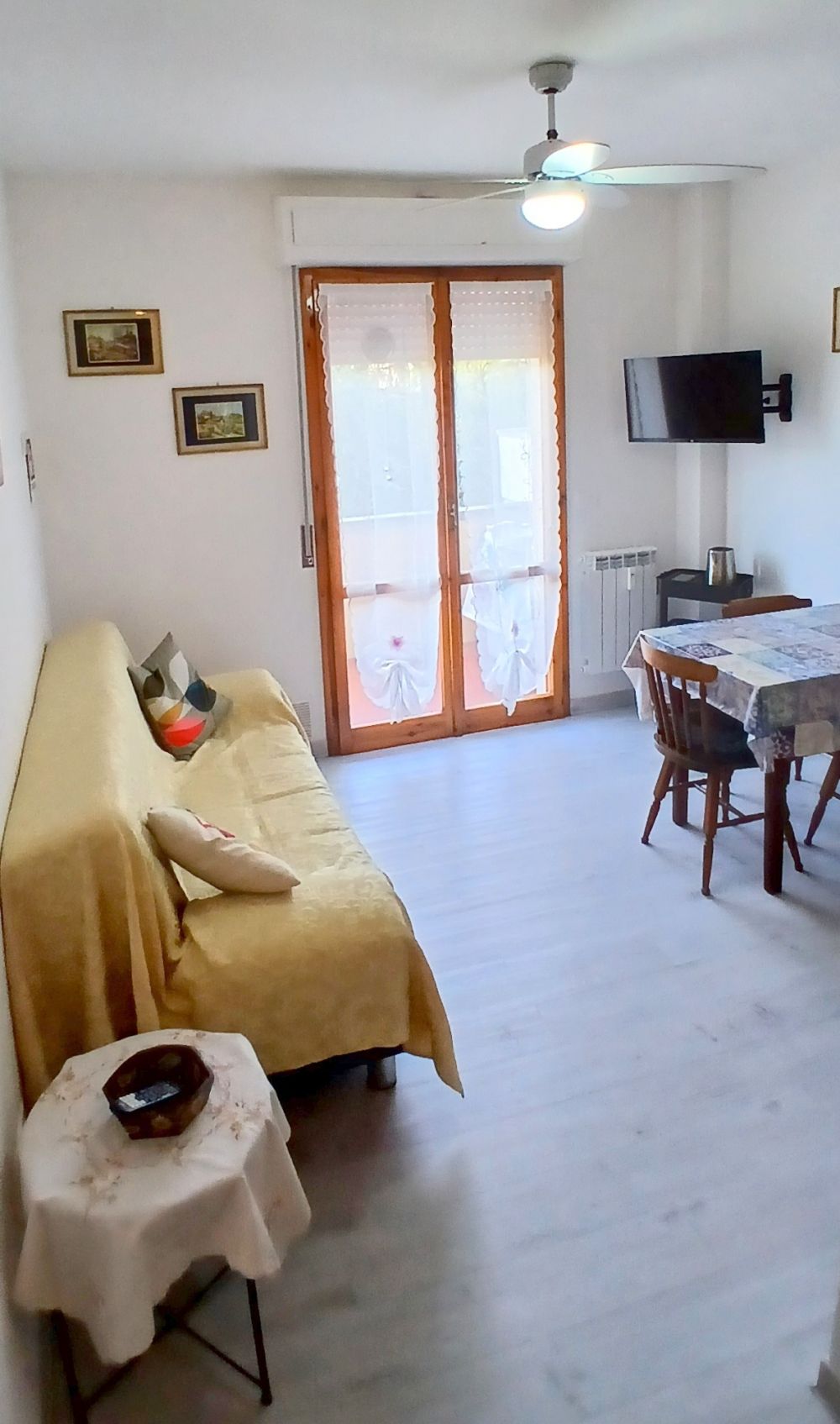 Rosa Blu House Appartamento Ospedale Cisanello Soggiorno ingresso con divano letto, terrazzo e angolo cottura