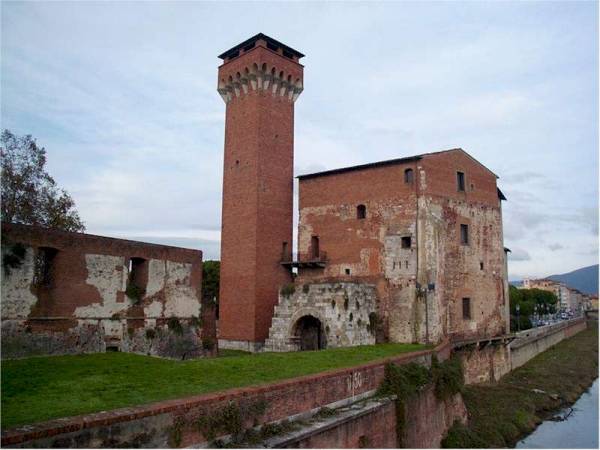 TORRE GUELFA - LE TANTE BELLEZZE di PISA.....